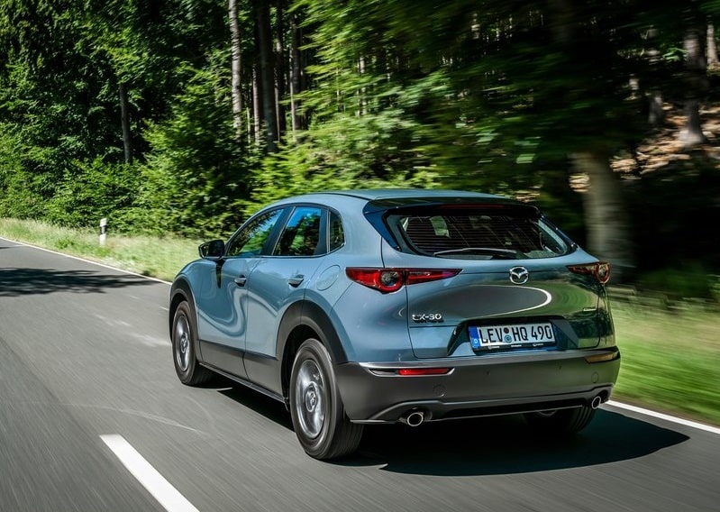 Mazda CX-30 virajlı yolda arka üç çeyrek görünüm