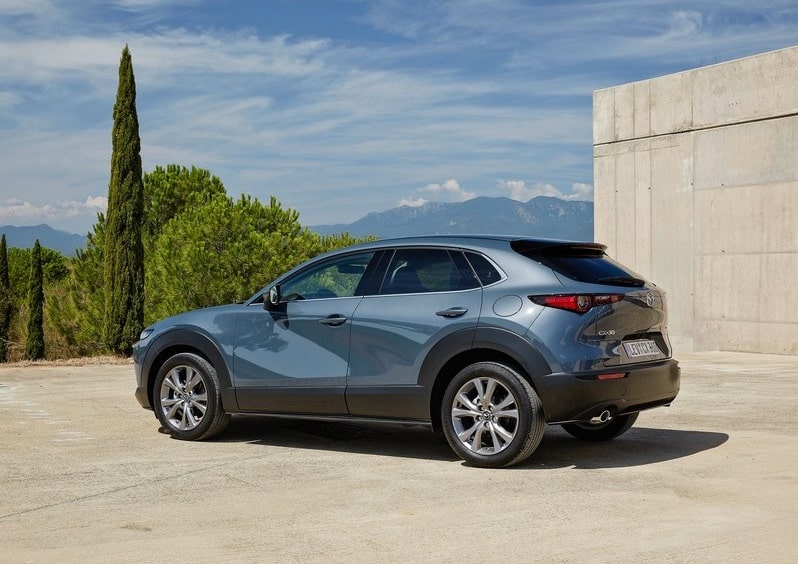Mazda CX-30 açık alanda arka üç çeyrek görünüm