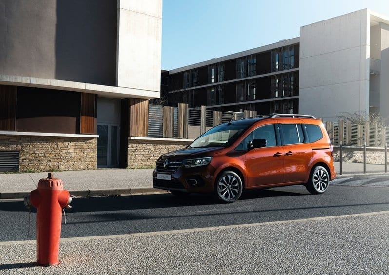 Renault Kangoo şehir içinde ön yan görünüm