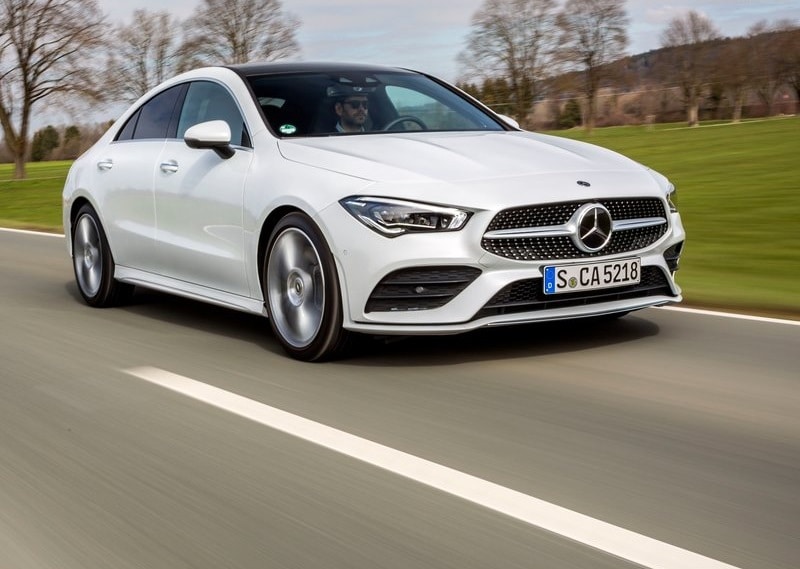 Beyaz Mercedes-Benz CLA açık yolda hareket halinde