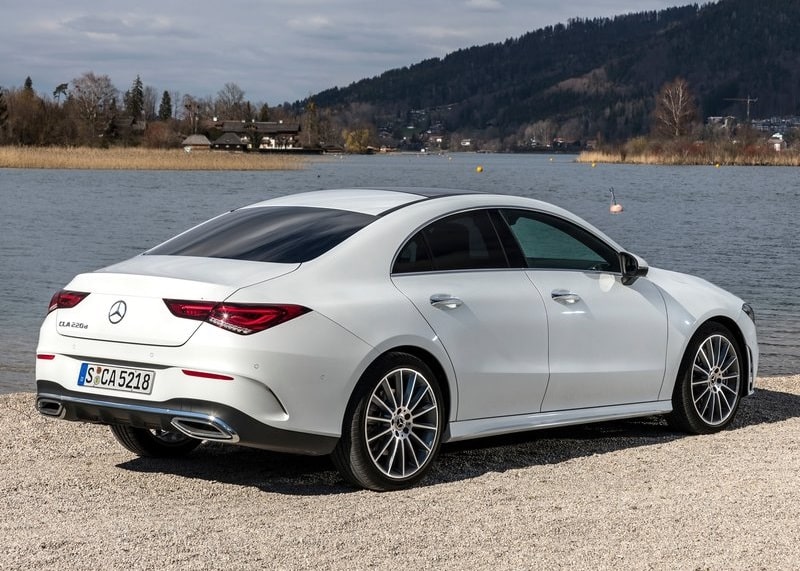 2023 Mercedes-Benz CLA Eylül Fiyat Listesi içeriğinde göl kıyısında beyaz CLA