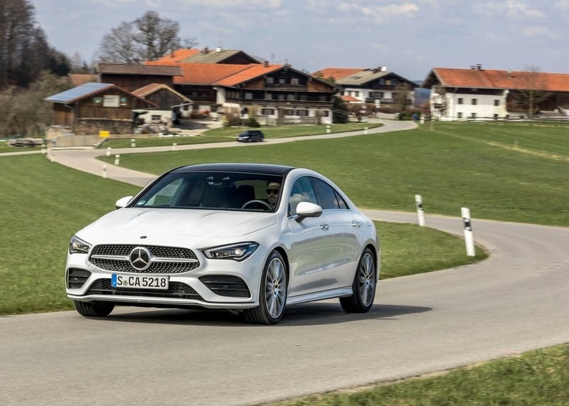 Beyaz Mercedes-Benz CLA kırsal yolda sürüş görüntüsü