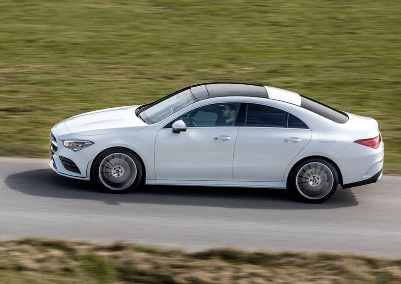 Beyaz Mercedes-Benz CLA hareket halinde yan profil görünümü