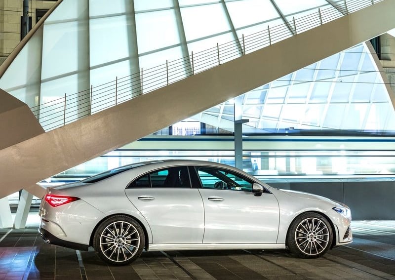 Açık renk Mercedes-Benz CLA modern yapıda yan profil görünümü