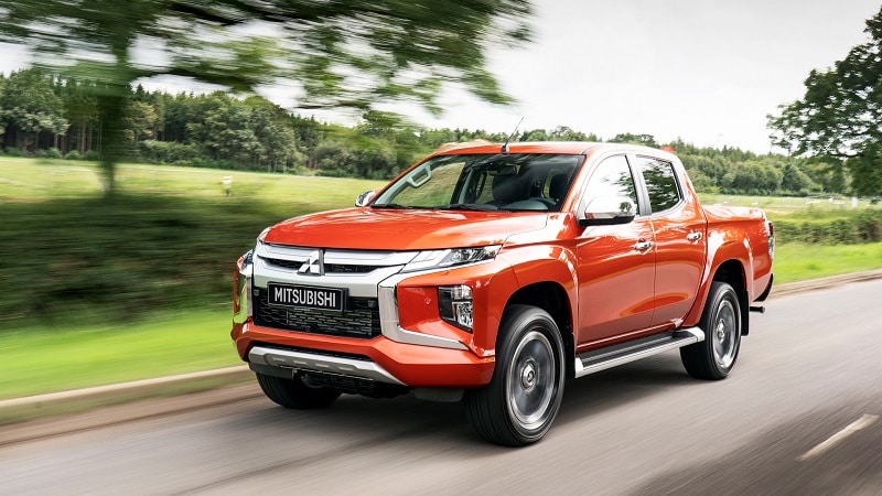2023 Mitsubishi L200 Mart Fiyat Listesi yazısındaki turuncu L200 yol sürüşü