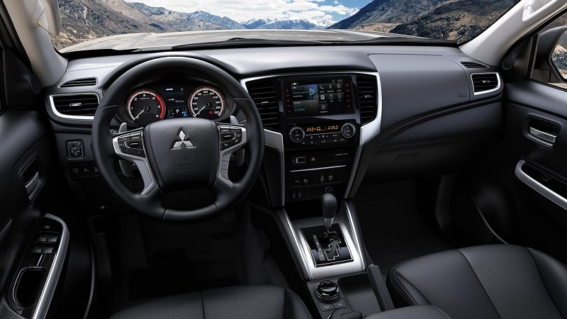 Mitsubishi L200 direksiyon multimedya ekranı ve otomatik vites konsolu