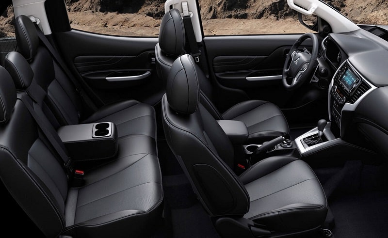 Mitsubishi L200 ön ve arka koltuklar ile orta konsol iç görünümü