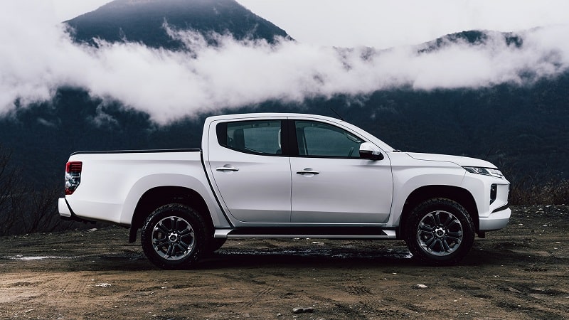 Beyaz Mitsubishi L200 çift kabin ve açık kasa yan profili