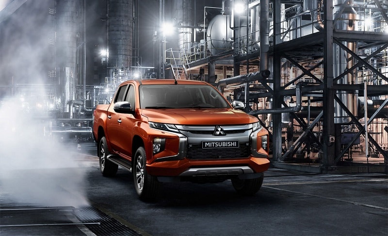 Turuncu Mitsubishi L200 endüstriyel tesiste ön görünüm