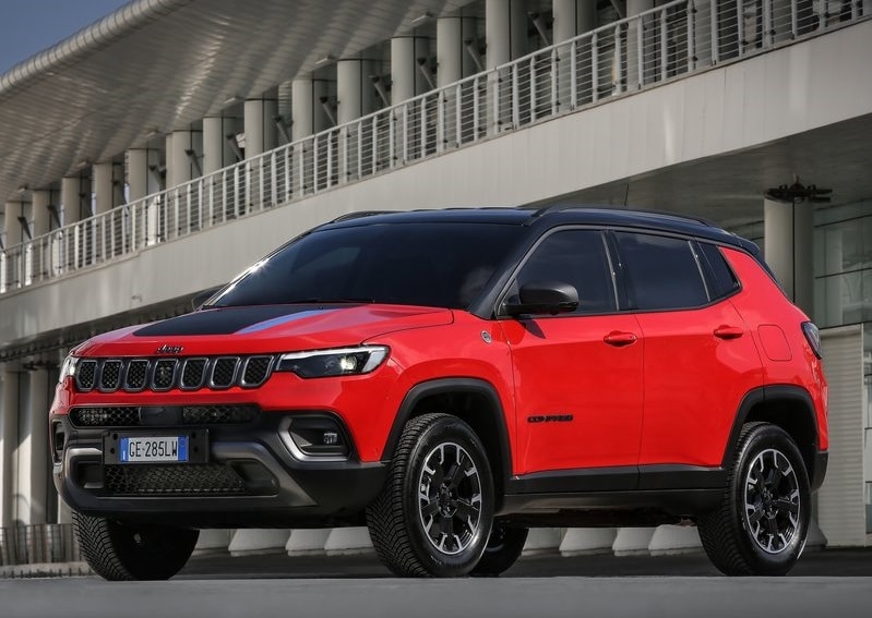 Jeep Compass Mart Fiyat Listesi için kırmızı Compass dış görünümü