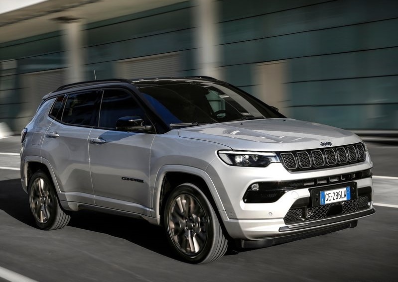 Gümüş renk Jeep Compass hareket halinde ön dış görünümü