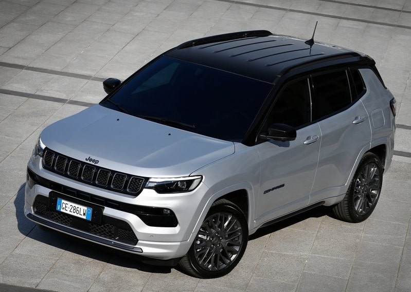 Gümüş renk Jeep Compass yüksek açıdan dış görünümü