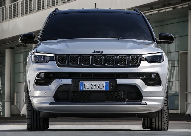 Gümüş Jeep Compass ön cephe ve yedi yuvalı ızgara