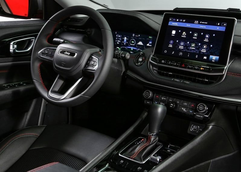 Jeep Compass direksiyon dijital gösterge ve orta ekran