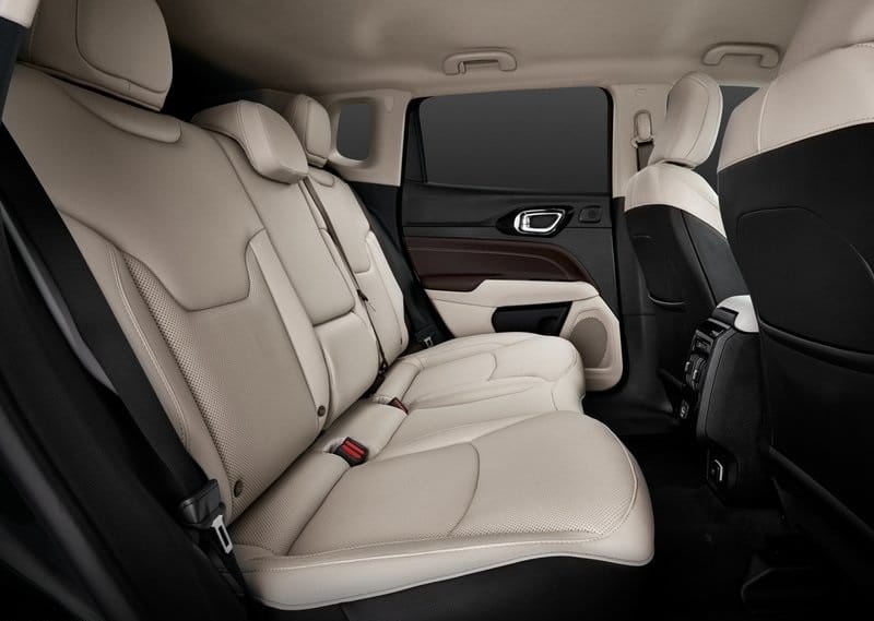 Jeep Compass açık renk arka koltukları