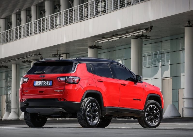 Kırmızı Jeep Compass arka dış görünümü