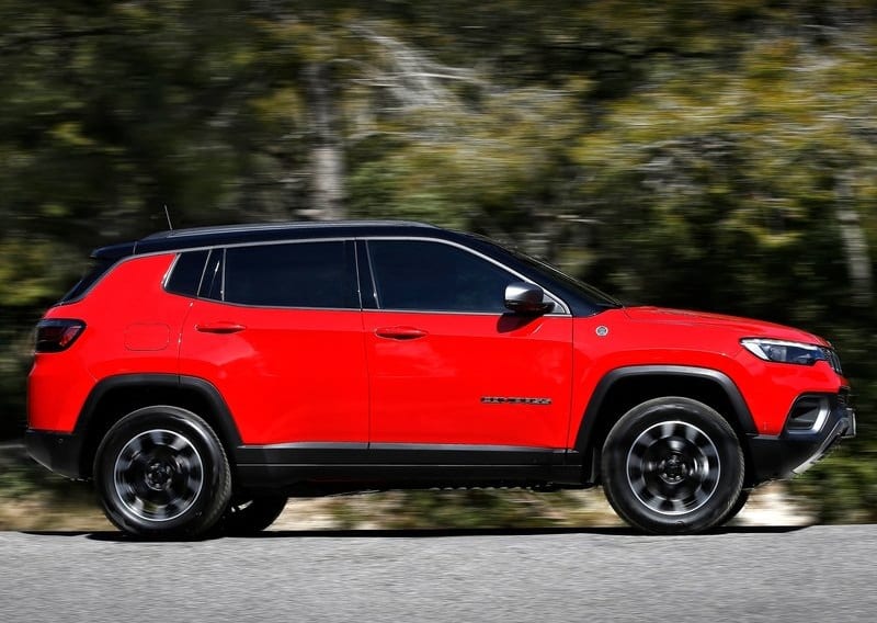 Kırmızı Jeep Compass hareket halinde yan profili