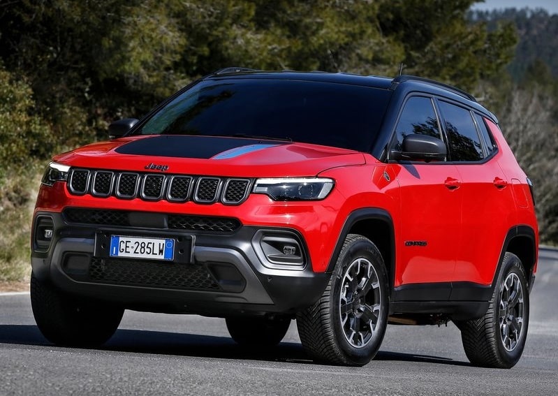 Kırmızı Jeep Compass yol üzerinde ön dış görünümü