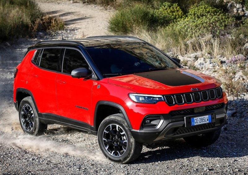 Kırmızı Jeep Compass çakıllı zeminde dış görünümü
