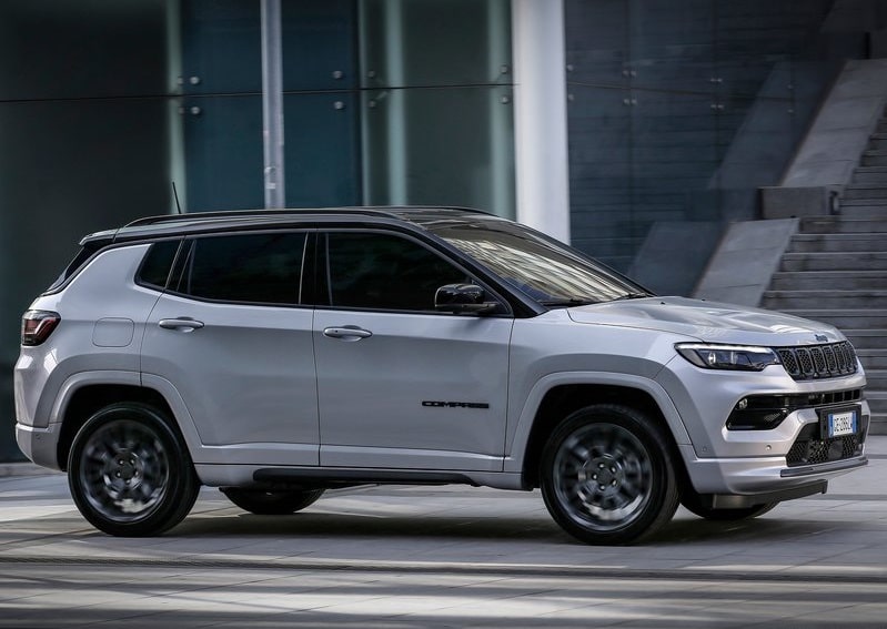 Açık renk Jeep Compass hareket halinde yan görünümü