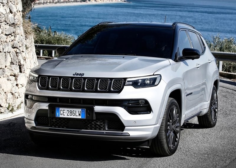 Açık renk Jeep Compass yol üzerinde ön görünümü
