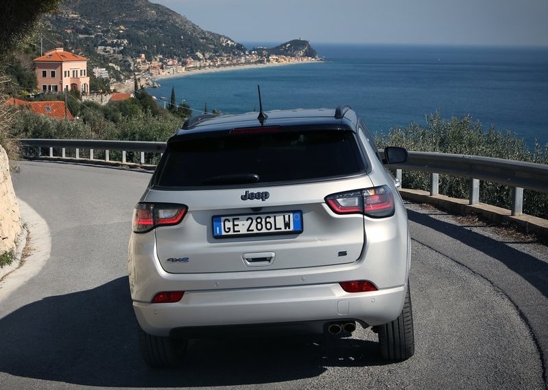 Açık renk Jeep Compass kıyı yolunda arka görünümü