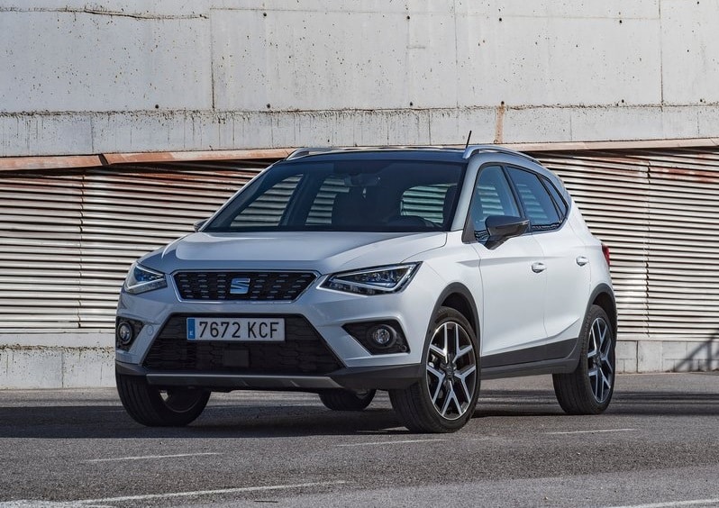 2021 Seat Arona Temmuz fiyat listesi kapsamında beyaz Seat Arona ön üç çeyrek görünümü