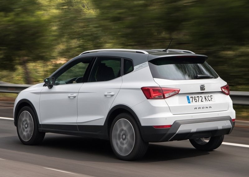 Beyaz Seat Arona arka üç çeyrek sürüş görünümü