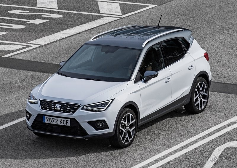 Beyaz Seat Arona yüksek açıdan ön görünüm