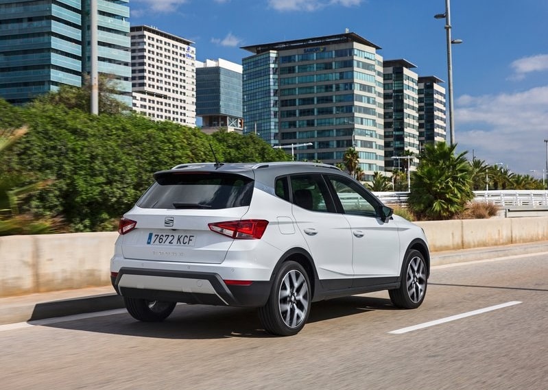 Beyaz Seat Arona şehir yolunda arka görünüm