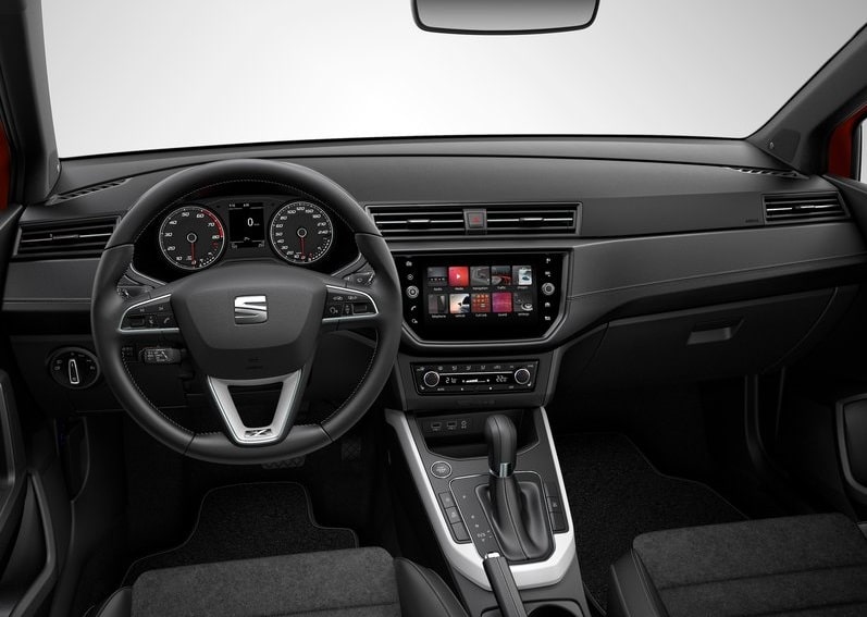 Seat Arona direksiyon gösterge paneli ve orta konsol görünümü