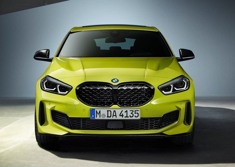 BMW M135i xDrive önden görünüm