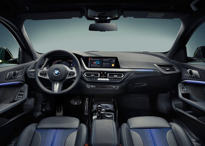 BMW M Performance hatchback arka çapraz görünüm