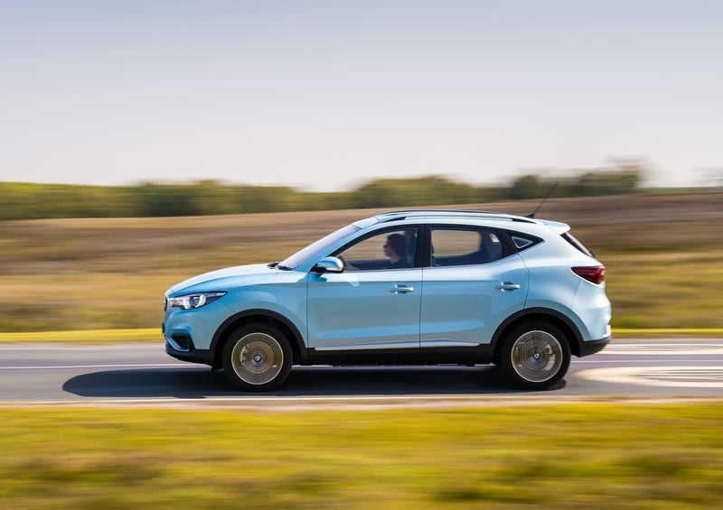 Mavi MG ZS hareket halinde yandan görünüm