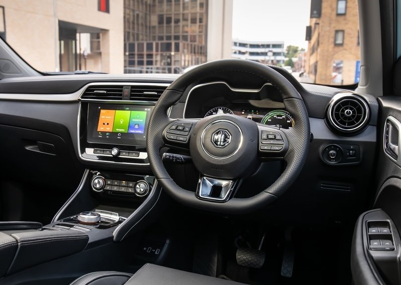 MG ZS sağdan direksiyonlu kokpit ve orta ekran görünümü