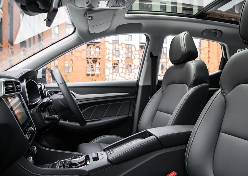MG ZS ön koltuklar ve cam tavan görünümü