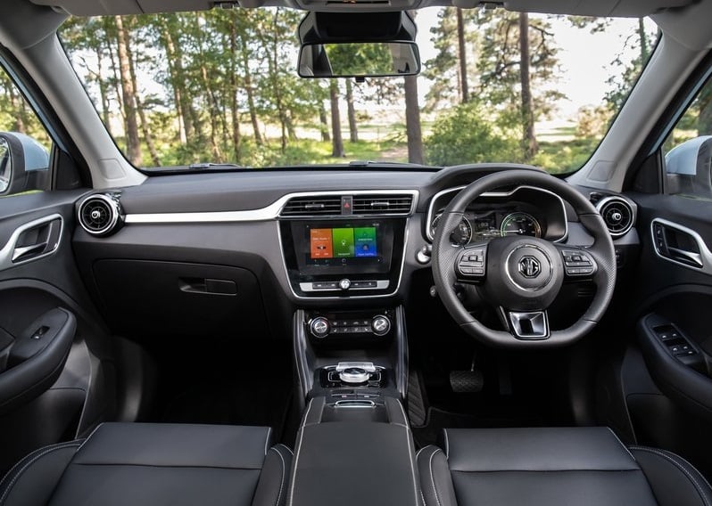 MG ZS ön konsol ve direksiyon görünümü