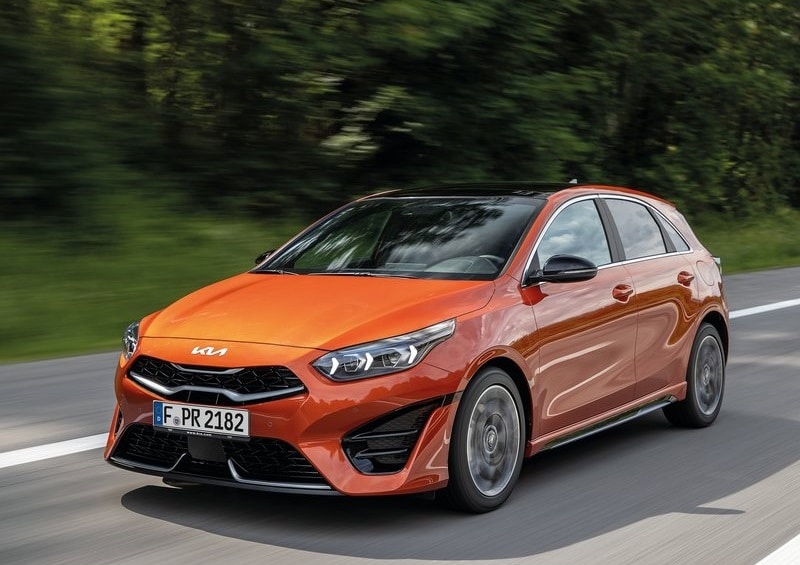 2023 Kia Ceed Eylül Fiyat Listesi sayfasındaki turuncu Kia Ceed hatchback yol üzerinde