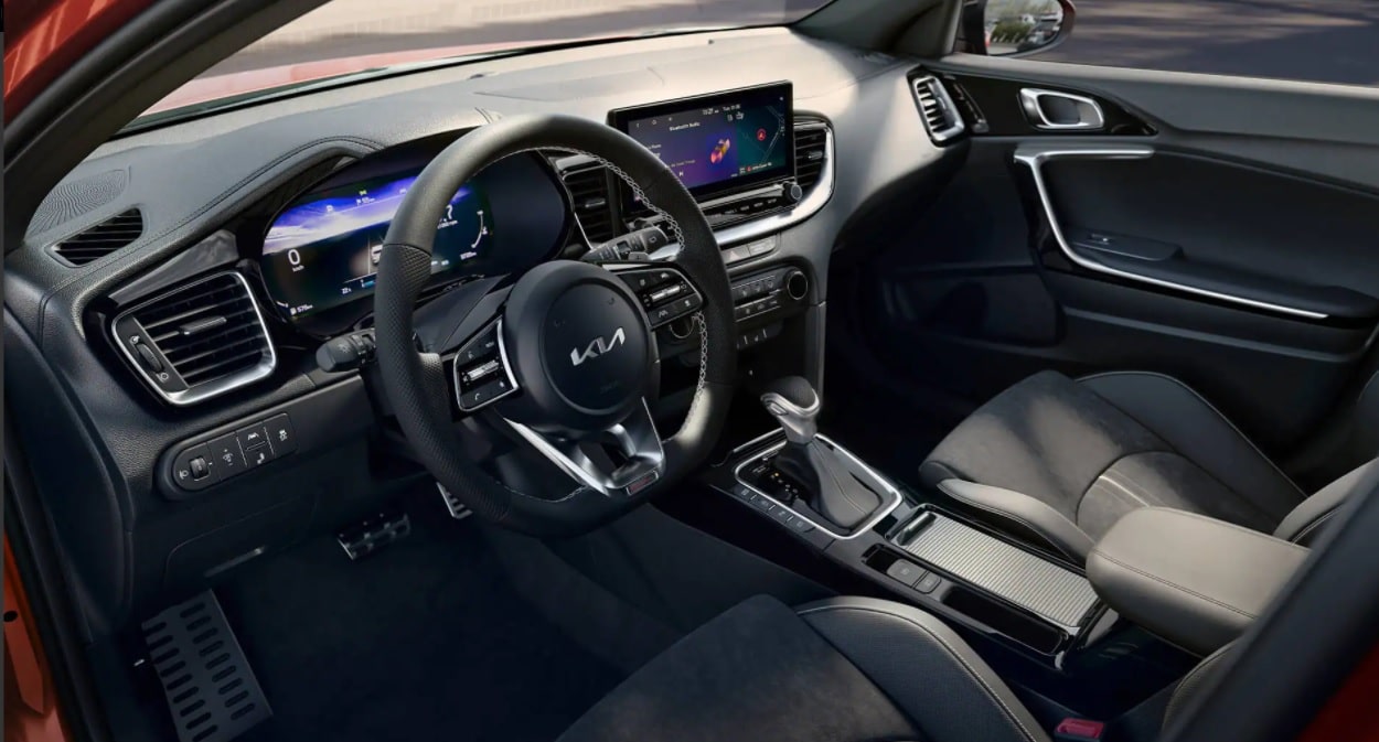 Kia Ceed kabininde dijital gösterge multimedya ekranı direksiyon ve vites seçici