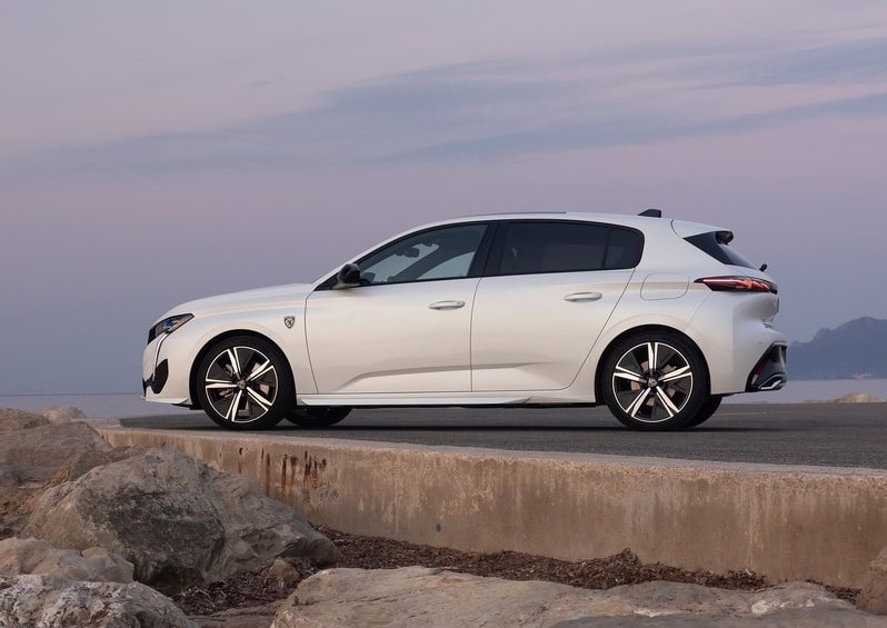 Beyaz Peugeot 308 kıyıda park halinde yan profil görünümü