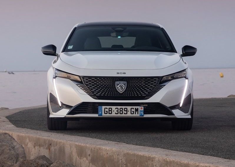 Beyaz Peugeot 308 önden gövde ızgara ve gündüz farı görünümü