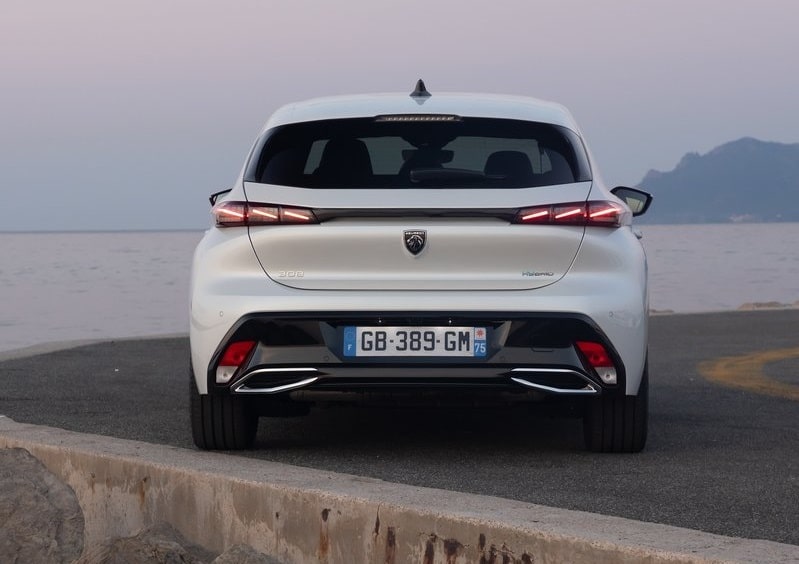 Beyaz Peugeot 308 arkadan gövde ve stop lambaları görünümü
