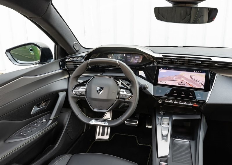Peugeot 308 sürücü kokpiti direksiyon gösterge ve orta ekran görünümü