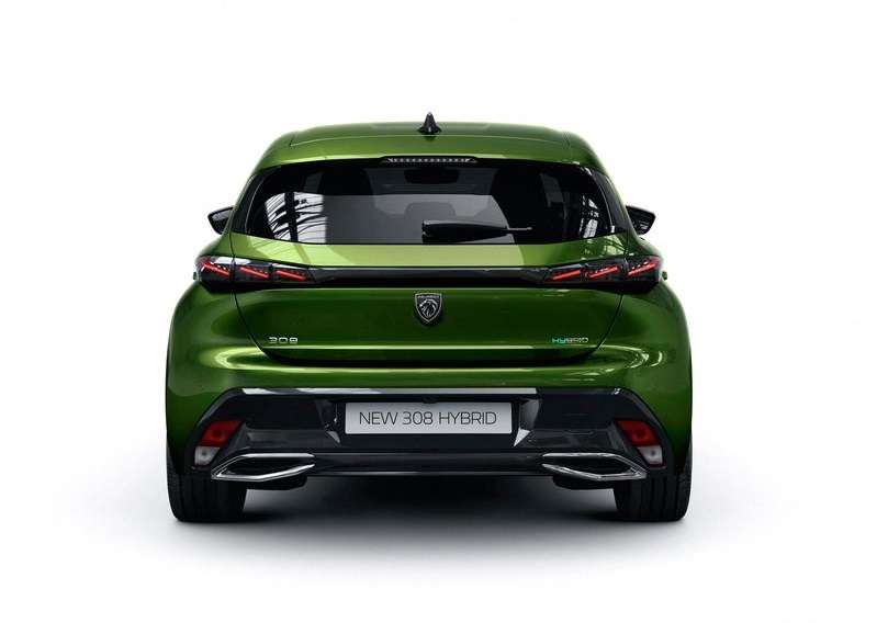 Yeşil Peugeot 308 stüdyo ortamında arkadan gövde görünümü