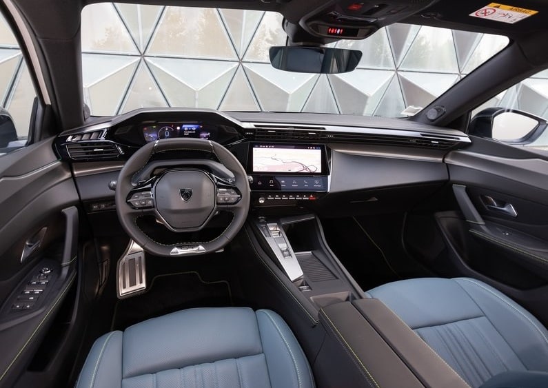 Peugeot 308 ön kabini direksiyon gösterge paneli ve orta konsol görünümü
