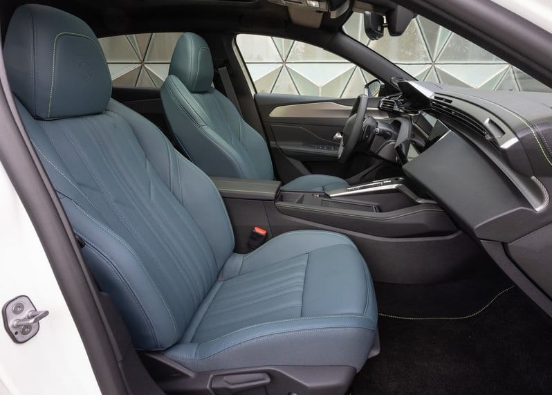 Peugeot 308 ön koltuklar ve orta konsol iç mekân görünümü