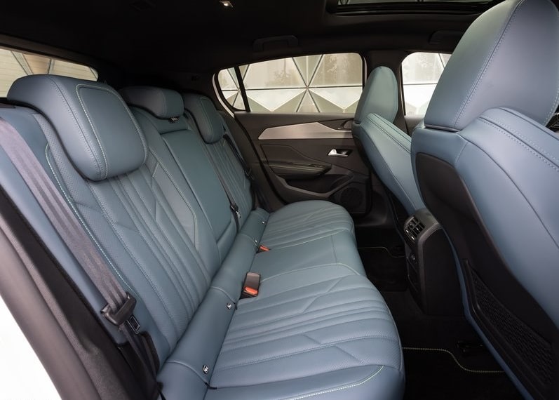 Peugeot 308 arka koltuk sırası ve kabin görünümü