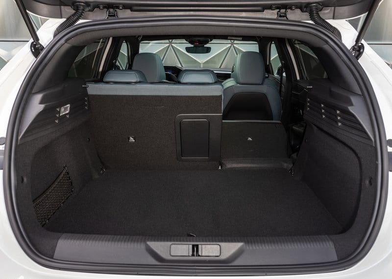 Peugeot 308 açık bagaj kapağı altında yükleme alanı görünümü