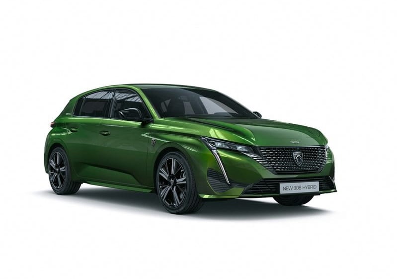 Yeşil Peugeot 308 stüdyo ortamında ön yan gövde görünümü