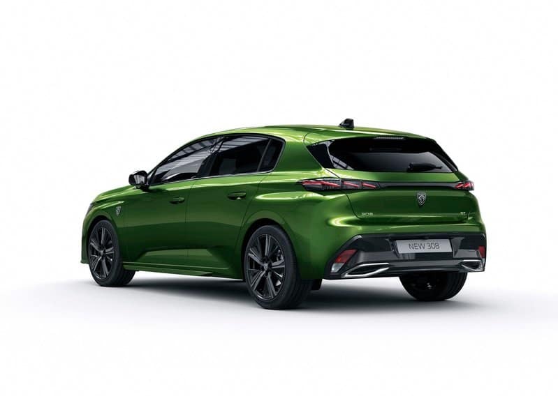 Yeşil Peugeot 308 stüdyo ortamında arka yan gövde görünümü